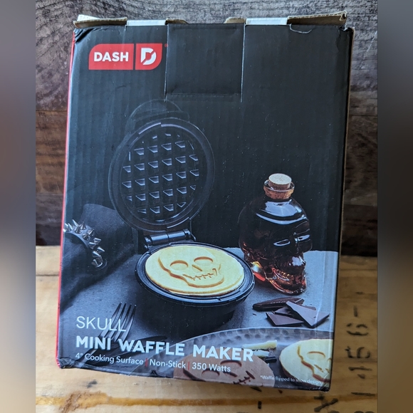 New in Box Dash Mini Skull Electric Waffle Maker - Picture 6 of 16